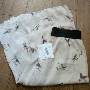 Beautiful bird covered LuLaRoe Lola skirt.